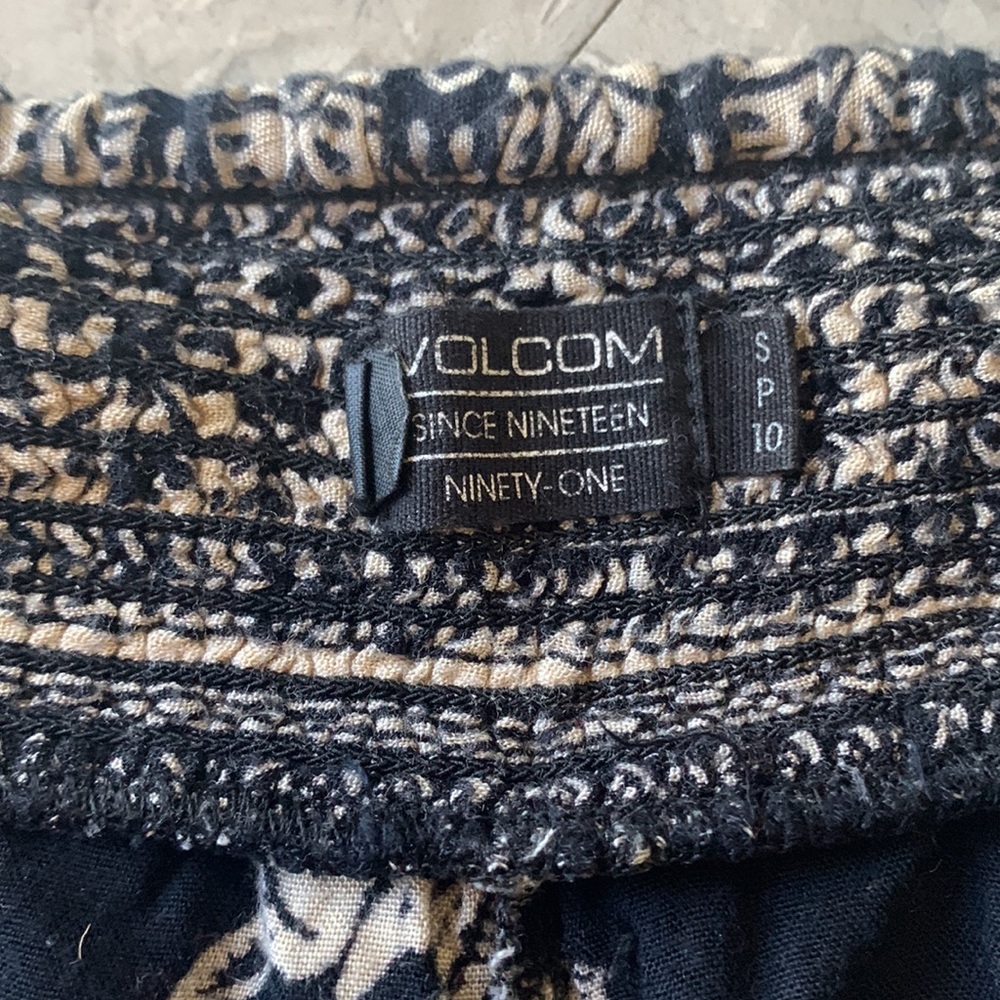 Volcom Shorts - Picture 2 of 3